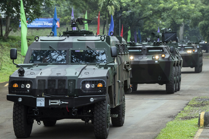 Kendaraan tempur hasil produksi dari PT Pindad (Persero) unjuk kemampuan dan ketahanan kepada delegasi Pemerintah Republik Filipina dalam rangka kerja sama bidang logistik dan industri pertahanan.