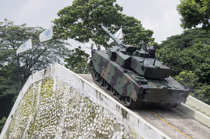 Kendaraan tempur Medium Tank Harimau hasil produksi dari PT Pindad (Persero) menaiki tanjakan saat parade kendaraan di Komplek Pindad, Bandung.