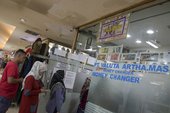 Pelemahan rupiah terhadap dolar AS disebabkan kekhawatiran pasar terhadap dampak virus korona (covid-19) kepada ekonomi global.