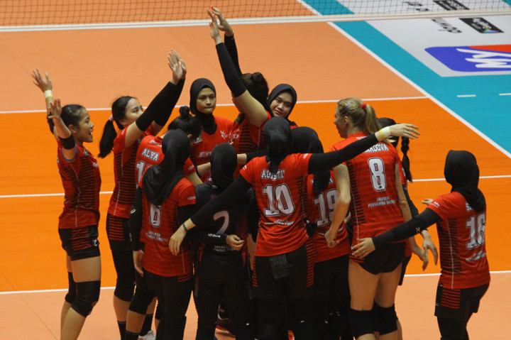 Tim bola voli putri Jakarta Pertamina Energi melakukan selebrasi usai mengalahkan tim putri Gresik Petrokimia Puslatda KONI Jatim pada seri pertama putaran kedua Bola Voli Proliga 2020 di GOR Tri Dharma, Gresik, Jawa Timur, Jumat, 28 Februari 2020. 
