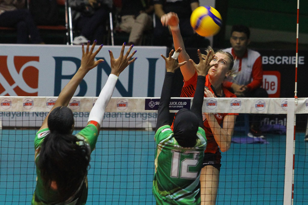 Jakarta Pertamina Energi menang atas Gresik Petrokimia Puslatda KONI Jatim dengan skor 3-0 (25-5, 25-18 dan 25-12).