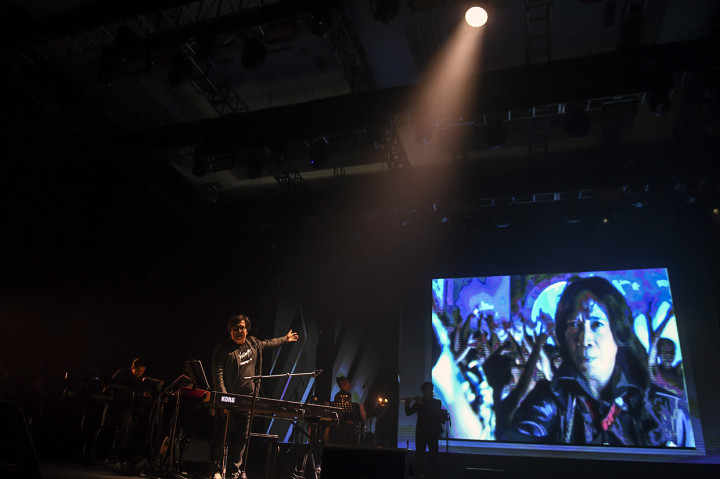 Komponis Erwin Gutawa 'menghadirkan' mendiang Chrisye' di hari pertama Jakarta International Java Jazz Festival 2020 di Kemayoran, Jakarta, Jumat, 28 Februari 2020.