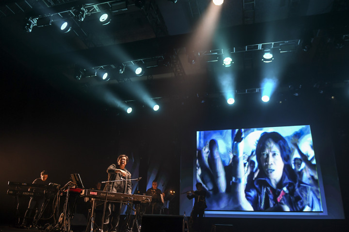 Chrisye serasa hidup kembali lewat video footage dan rekaman suara aslinya dan diiringi orkestra Erwin Gutawa. Pertunjukan dibuka dengan medley lagu 'Semusim', 'Aku Cinta Dia', 'Monalisa', dan 'Anak Sekolah'.