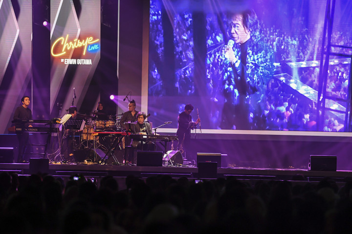Lagu lainnya yang ditampilkan dalam konser malam itu antara lain 'Seperti Yang Kau Minta', 'Kala Cinta Menggoda', serta penampilan instrumental dari lagu 'Angin Malam'.