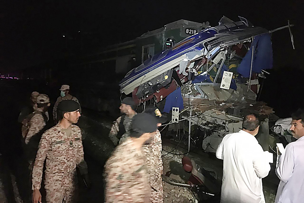 Kecelakaan yang terjadi di Distrik Sukkur tersebut bermula saat KA Pakistan Ekspress melintas dalam perjalanan dari Karachi ke Lahore menabrak bus di perlintasan tak berpalang pintu.
