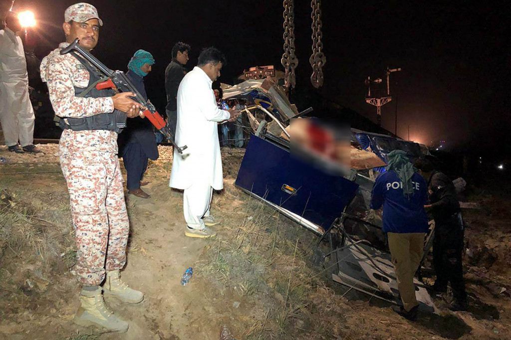 Semua korban tewas dan cedera merupakan penumpang bus. 