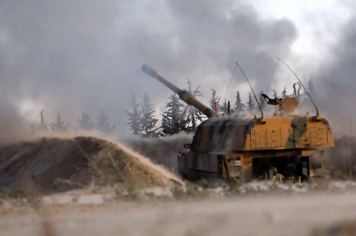 Serangan udara, rudal, serta artileri dilakukan Turki di sejumlah sasaran di Suriah seperti Hama, Zahraa, dan sepanjang garis depan di Idlib.