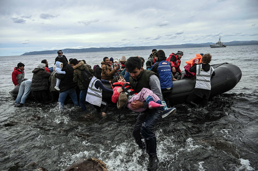 Turki juga tidak akan lagi menutup gerbang perbatasannya bagi para pengungsi yang ingin pergi ke Eropa. Kantor berita swasta DHA melaporkan hampir 300 imigran, termasuk Suriah, telah tiba di Provinsi Edirne di perbatasan Yunani dalam upaya untuk pergi ke Eropa. 