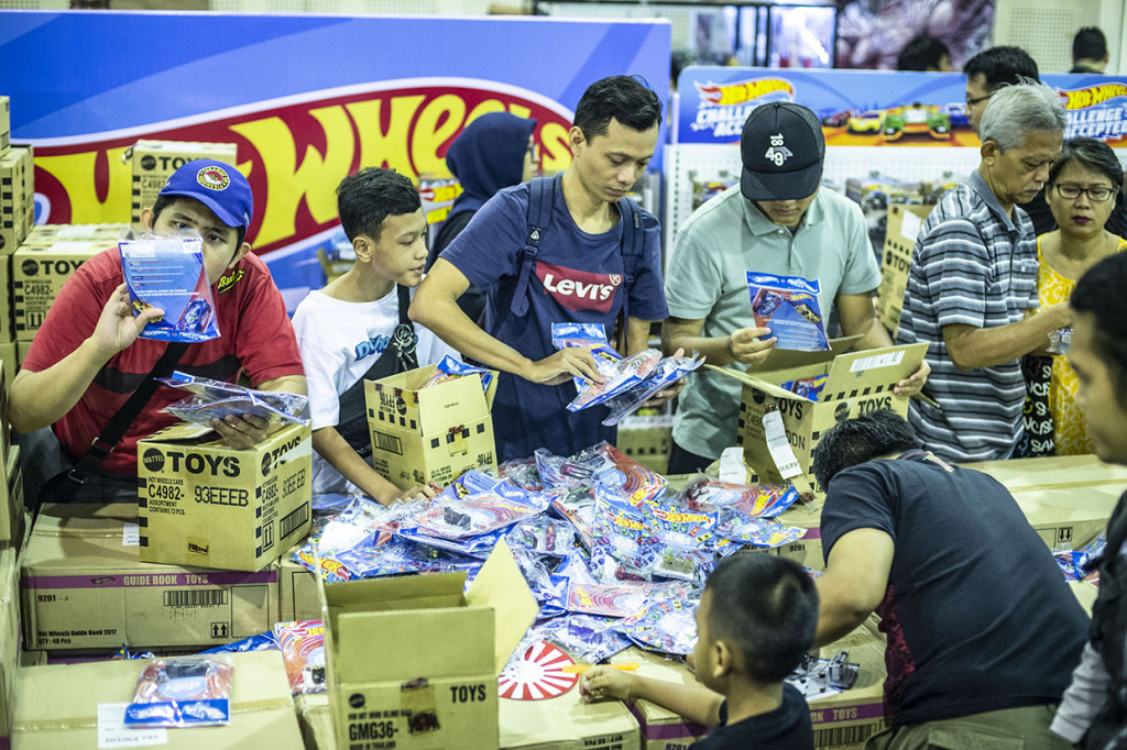 Pengunjung memilih mainan yang dijual pada pameran mainan dan komik bertajuk 'The Jakarta 16th Toys & Comics Fair 2020' di Kartika Expo, Balai Kartini, Jakarta, Sabtu, 29 Februari 2020. 