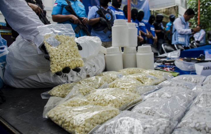 Badan Narkotika Nasional (BNN) menetapkan lima orang jadi tersangka kasus rumah pabrik narkoba yang berada di Kelurahan Cisaranten Endah, Kecamatan Arcamanik, Kota Bandung, Jawa Barat, Senin, 24 Februari 2020. Petugas mengamankan lebih dari 3 juta pil narkotika siap edar dalam pengungkapan kasus tersebut. Antara Foto/Novrian Arbi