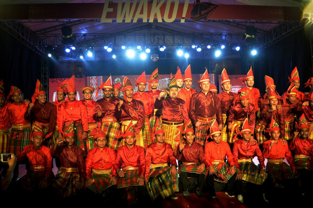 PSM Makassar resmi meluncurkan tim untuk kompetisi Liga 1 musim 2020, di Stadion Andi Matalatta, Makassar, Sulawesi Selatan, Kamis, 27 Februari 2020. Penggawa Juku Eja tampil gagah dengan mengenakan pakaian adat Bugis Makssar. ANTARA FOTO/Abriawan Abhe