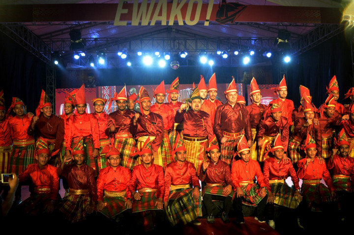 PSM Makassar resmi meluncurkan tim untuk kompetisi Liga 1 musim 2020, di Stadion Andi Matalatta, Makassar, Sulawesi Selatan, Kamis, 27 Februari 2020. Penggawa Juku Eja tampil gagah dengan mengenakan pakaian adat Bugis Makssar. ANTARA FOTO/Abriawan Abhe