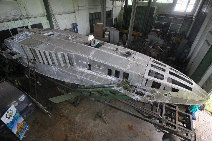 Institut Teknologi Sepuluh Nopember (ITS), Surabaya merancang sebuah kapal perang canggih bernama 'The Croc'. Kapal perang rancangan dosen ITS, Wisnu Wardhana tersebut dapat berubah menjadi tiga mode sekaligus, yakni kapal biasa, kapal hidrofoil dengan kecepatan 35-45 knot, dan kapal selam yang mampu menyelam hingga kedalaman 10 meter dengan kecepatan 15 knot. ANTARA FOTO/Moch Asim 