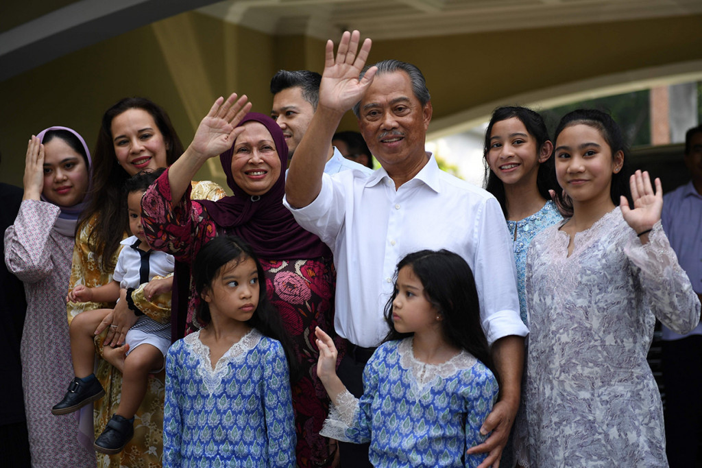 Presiden Partai Bersatu Malaysia Muhyiddin Yassin ditunjuk oleh raja menjadi Perdana Menteri baru, menggantikan Mahathir Mohamad.