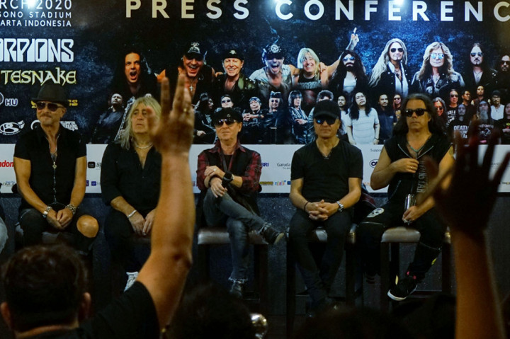 Personel band rock legendaris Scorpions menjawab pertanyaan wartawan saat jumpa pers jelang JogjaROCKarta 2020 di Yogyakarta, Sabtu, 29 Februari 2020. 