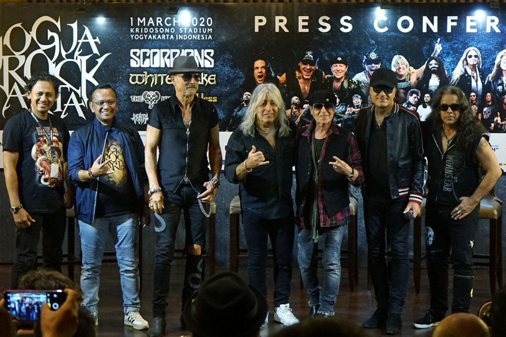 Scorpions dengan penggawa Pawel Maciwoda (bass), Rudoft Schenker (gitar), Klaus Meine (vokal), Matthias Jabs (gitar) dan Mikkey Dee (drum) tenar dengan lagu-lagu hits di antaranya 'Rock You Like a Hurricane', 'Winds of Change', dan 'Still Loving You'.