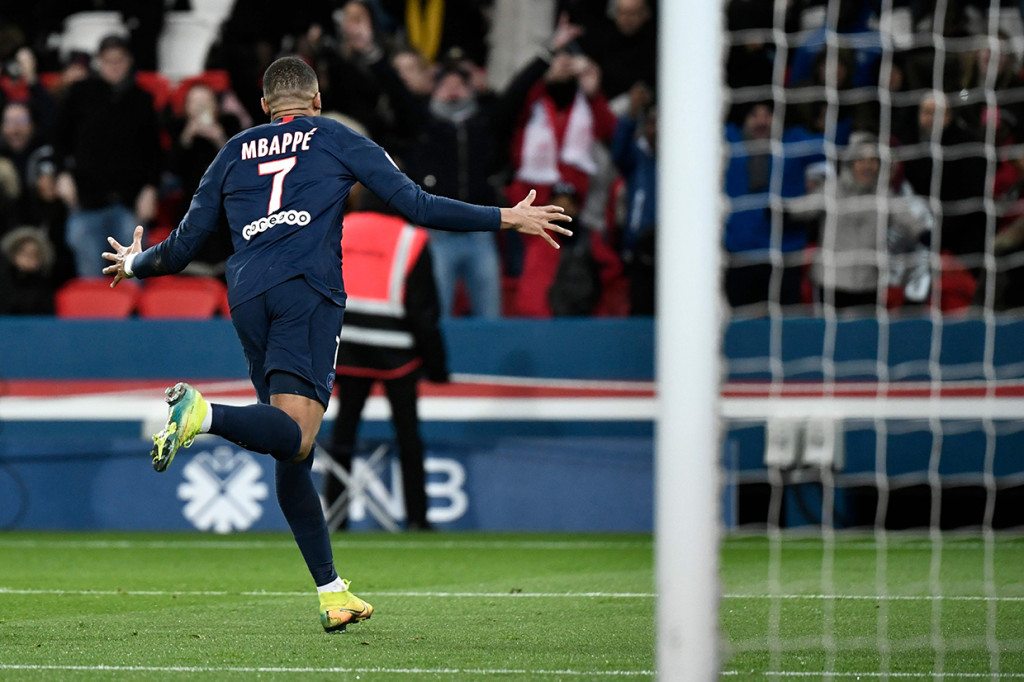 Kylian Mbappe menjadi bintang utama Les Parisiens dengan torehan dua gol dan satu assist. AFP Photo/Stephane de Sakutin