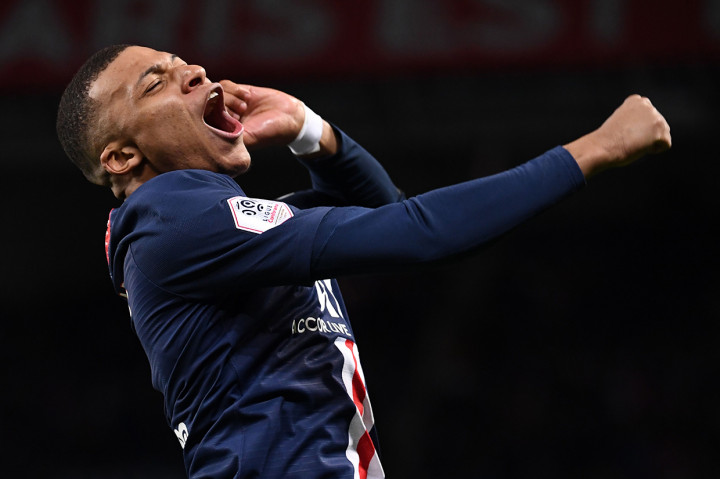 Mbappe melakukan selebrasi usai mencetak gol ke gawang Dijon. AFP Photo/Franck Fife