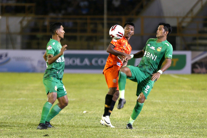 Pesepak bola Bhayangkara FC I Putu Gede Juni Antara (kanan) beupaya melewati pemain Persiraja Banda Aceh Assanur Rijal (tengah) pada laga Liga-1 Indonesia 2020, di stadion Harapan Bangsa, Banda Aceh, Aceh. 
