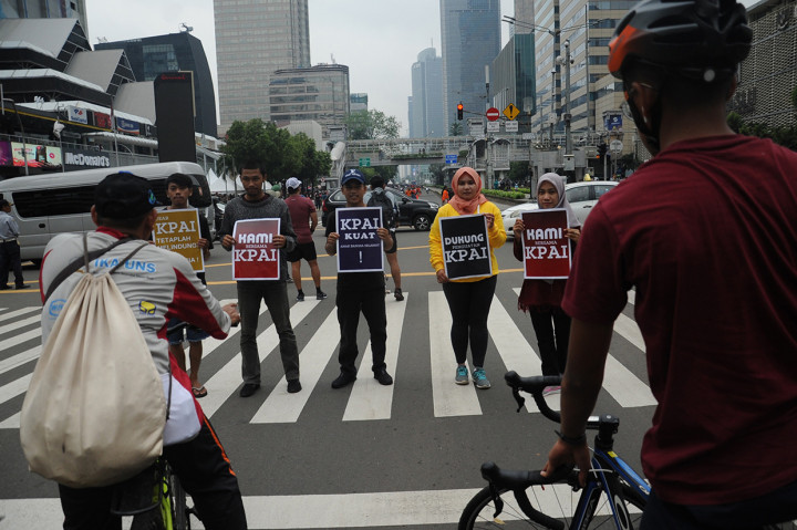 Aksi dukungan tersebut guna mengajak masyarakat untuk tidak melakukan pelemahan psikologis terhadap KPAI serta mendorong institusi itu agar tetap menjalankan tugas utamanya pasca kontroversi pernyataan yang dilontarkan komisionernya Sitti Hikmawatty beberapa waktu lalu.
