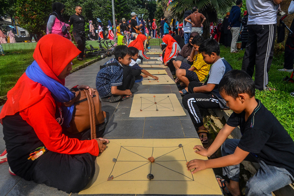 Kegiatan yang diselenggarakan oleh kelompok seni Tasikmalaya dengan menggelar permainan tradisional dalam rangka memperingati Poe Basa Indung Sadunya bertujuan mempertahankan eksistensi dan melestarikan bahasa daerah terutama bahasa Sunda sebagai bahasa ibu di Jabar. 
