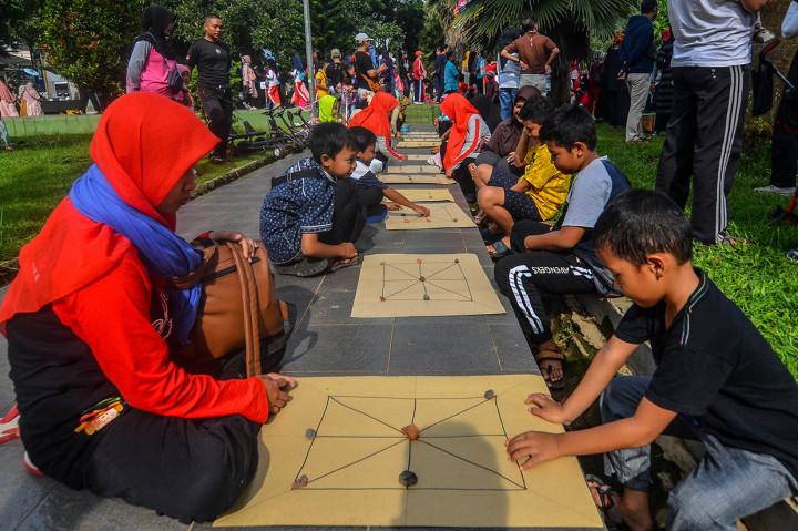 Kegiatan yang diselenggarakan oleh kelompok seni Tasikmalaya dengan menggelar permainan tradisional dalam rangka memperingati Poe Basa Indung Sadunya bertujuan mempertahankan eksistensi dan melestarikan bahasa daerah terutama bahasa Sunda sebagai bahasa ibu di Jabar. 