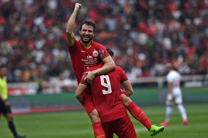 Pemain Persija Jakarta Marco Motta (kiri) dan Marko Simic berselebrasi usai menjebol gawang Borneo FC dalam pertandingan pekan pertama Shopee Liga 1 2020 di Stadion Utama Gelora Bung Karno (SUGBK), Jakarta.
