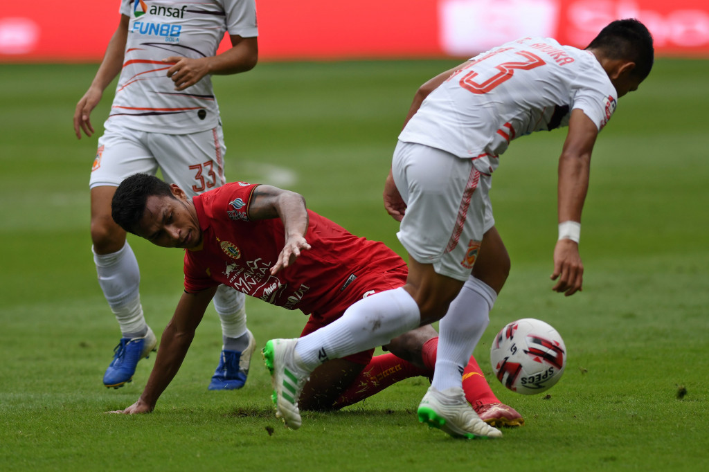Pemain Persija Jakarta Osvaldo Haay (tengah) berebut bola dengan pemain Borneo FC M Andika (kanan) dalam pertandingan pekan pertama Shopee Liga 1 2020 di Stadion Utama Gelora Bung Karno (SUGBK), Jakarta.