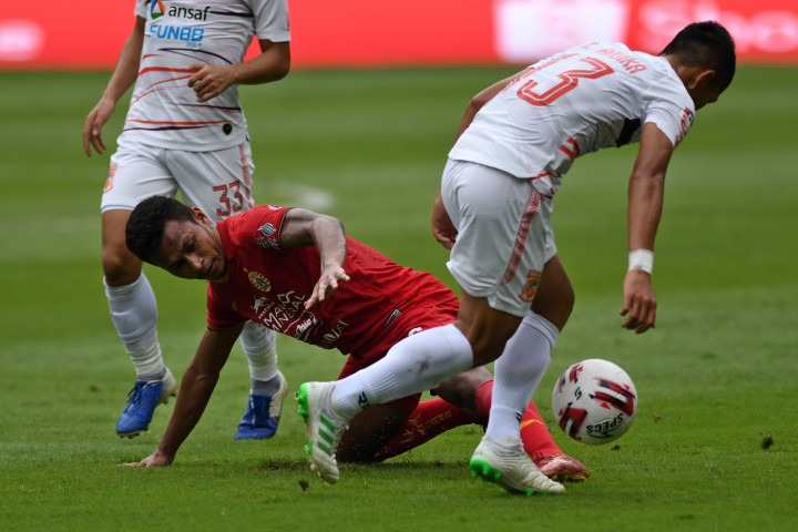 Pemain Persija Jakarta Osvaldo Haay (tengah) berebut bola dengan pemain Borneo FC M Andika (kanan) dalam pertandingan pekan pertama Shopee Liga 1 2020 di Stadion Utama Gelora Bung Karno (SUGBK), Jakarta.