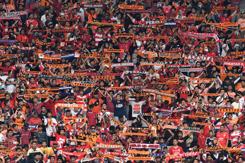 Sejumlah suporter Persija Jakarta membentangkan syal dukungan saat klub idolanya bertanding melawan Borneo FC dalam pekan pertama Shopee Liga 1 2020 di Stadion Utama Gelora Bung Karno (SUGBK), Jakarta.