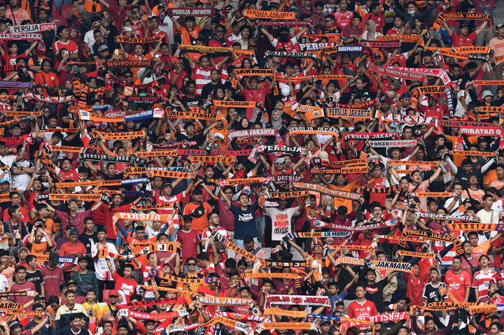 Sejumlah suporter Persija Jakarta membentangkan syal dukungan saat klub idolanya bertanding melawan Borneo FC dalam pekan pertama Shopee Liga 1 2020 di Stadion Utama Gelora Bung Karno (SUGBK), Jakarta.