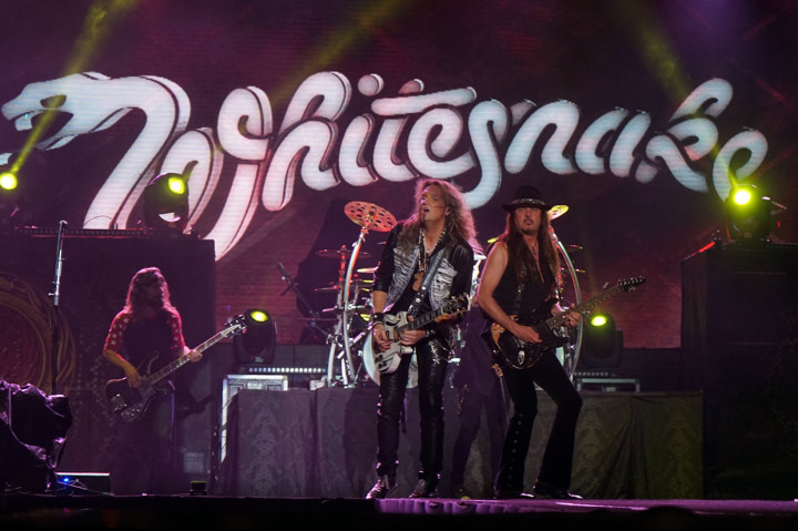 Whitesnake membawakan sejumlah lagu hitsnya, seperti 'Bad Boy', Slide It In', 'Love Ain’t No Strangers', 'Hey You', dan 'Slow end Easy'. 