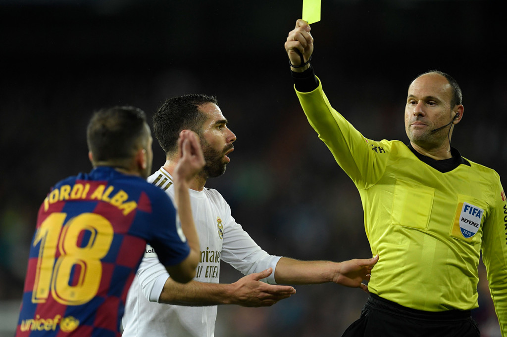 Madrid dan Barcelona sama-sama mendapat peringatan di menit ke-19 setelah Dani Carvajal dan Jordi Alba sempat bersitegang, sehingga wasit Antonio Miguel Mateu Lahoz memberi mereka berdua kartu kuning.