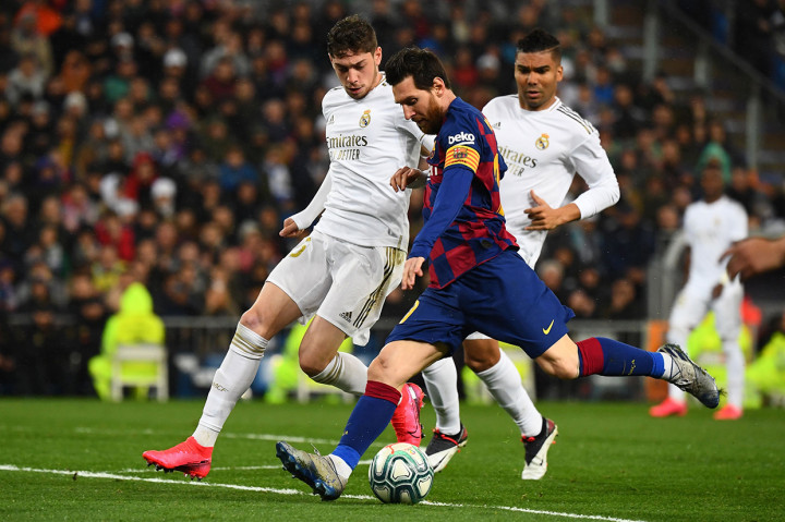 Barcelona berpeluang membuka skor di menit ke-30. Bermula dari sebuah serangan balik cepat, Griezmann menyodorkan bola ke Messi di sisi kanan. La Pulga langsung meneruskannya dengan sepakan kaki kanan, tetapi bolanya bisa ditangani Courtois. Empat menit berselang, Courtois kembali bisa menggagalkan peluang Arthur.