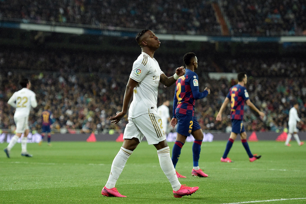 Sedangkan di menit ke-37, Madrid mendapatkan peluang melalui serangan balik. Tembakan Vinicius ke gawang masih bisa ditangkap Ter Stegen. Itu menjadi shot on target pertama Madrid. Skor 0-0 bertahan hingga jeda.