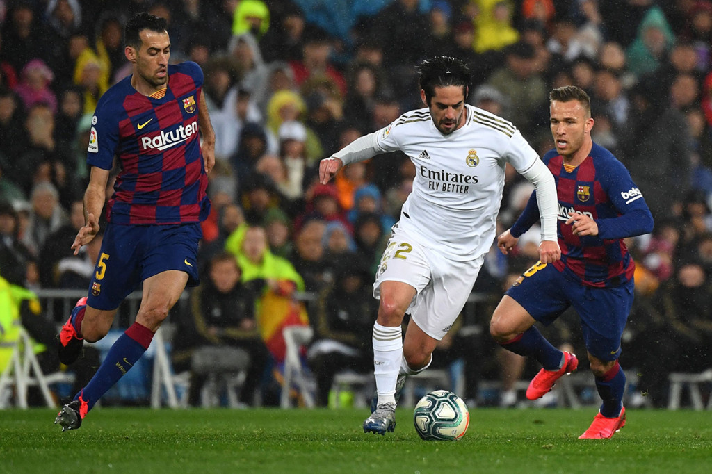 Di babak kedua, Madrid menguasai jalannya pertandingan. Pada menit ke-55, mereka mendapatkan peluang lewat Isco. Gelandang serang 27 tahun itu melepaskan tendangan dari luar kotak penalti ke pojok kanan atas gawang Barcelona sebelum ditepis Ter Stegen.
