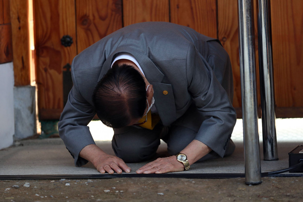 Pemimpin Sekte Gereja Shincheonji Yesus, Lee Man-hee membungkukkan badan saat meminta maaf terkait penyebaran virus korona di Korsel, di Gapyeong, Senin, 2 Maret 2020. Lee dikaitkan dengan banyaknya pasien yang terjangkit virus korona di Korsel.