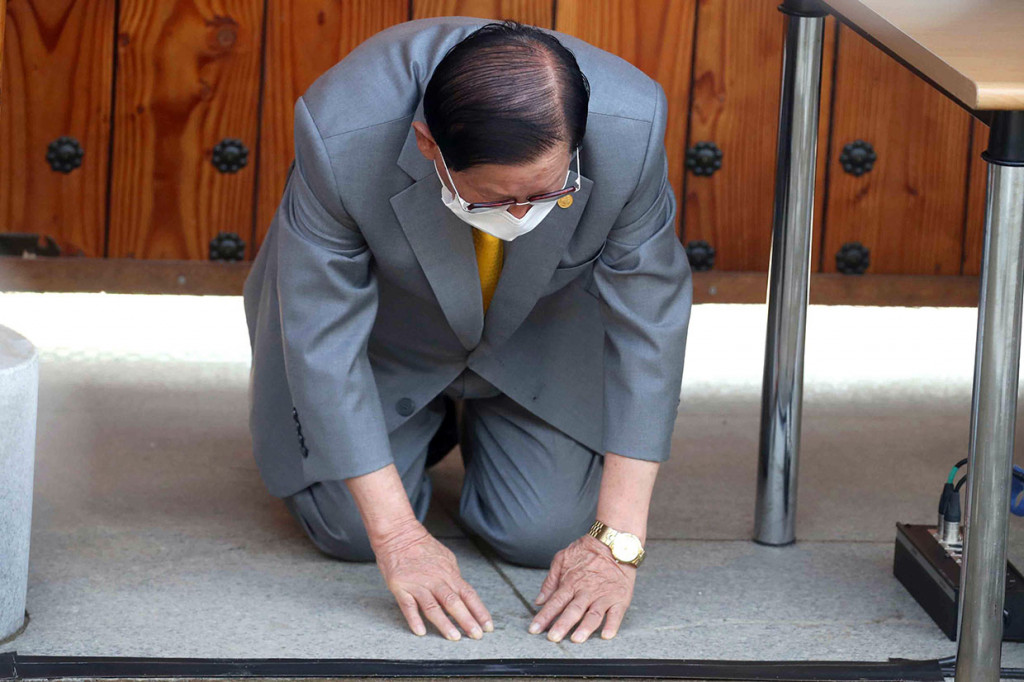 Kepala Shincheonji, Lee Man-hee memohon pengampunan setelah pemerintah kota Seoul mengajukan pengaduan pembunuhan terhadapnya, karena gagal bekerja sama dalam mengatasi epidemi Covid-19.