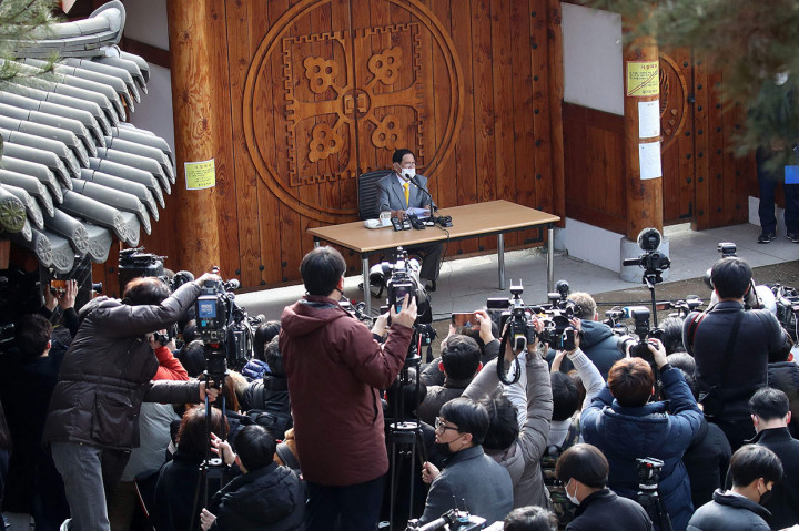 Lee dihormati oleh para pengikutnya sebagai 'Pendeta yang Dijanjikan'. Lee menjanyikan akan membawa 144 ribu pengikut bersamanya ke surga saat Hari Penghakiman tiba. Dia saat ini punya lebih dari 200 ribu jemaat.