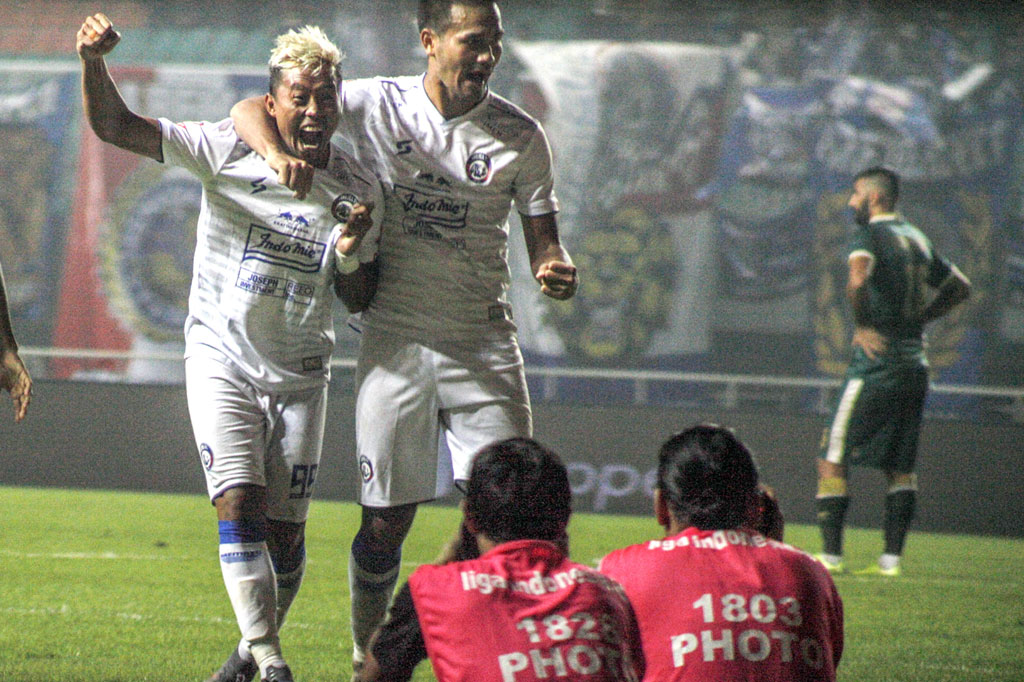 Pesepak bola Arema FC Kushedya Hari Yudo (kiri) melakukan selebrasi bersama rekan setimnya usai mencetak gol ke gawang Persikabo 1973 dalam lanjutan Liga 1 2020 di Stadion Pakansari, Bogor, Jawa Barat, Senin, 2 Maret 2020.