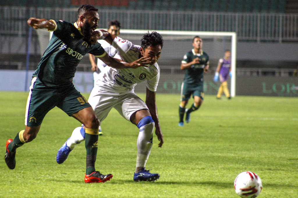 Pesepak bola Persikabo 1973 Arthur Bonai (kiri) berebut bola dengan pesepak bola Arema FC Bagas Adi dalam lanjutan Liga Satu 2020 di Stadion Pakansari, Bogor.