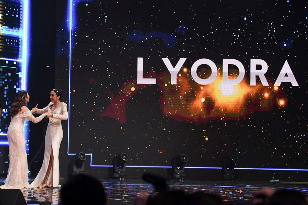 Grand finalis Indonesian Idol Lyodra (kanan) dan Tiara berpelukan saat pembacaan hasil voting pada Result and Reunion Show Indonesian Idol di Studio RCTI, Jakarta. 
