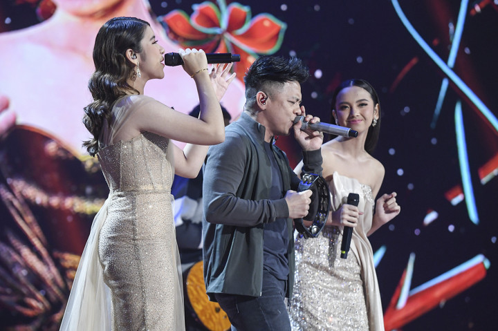 Malam grand final itu juga dimeriahkan berbagai bintang tamu seperti Noah, Rizky Febrian, Igor Saykoji, dan Nella Kharisma.