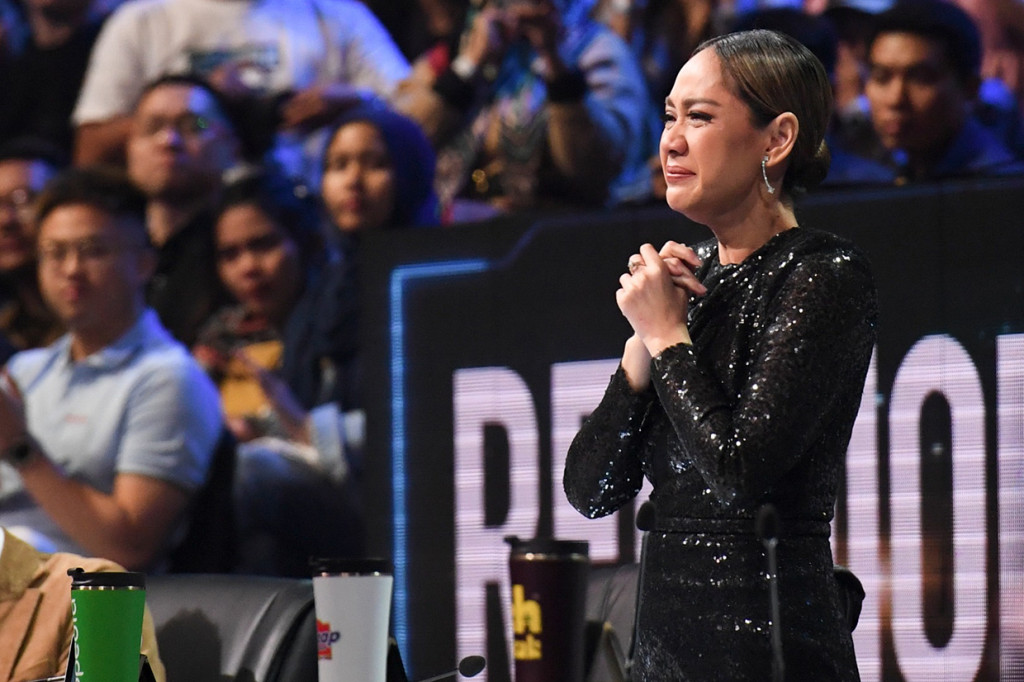 Juri Indonesian Idol Bunga Citra Lestari menangis saat Judika menyanyikan lagu 'Tak Mungkin Bersama' ketika tampil pada Result and Reunion Show Indonesian Idol di Studio RCTI, Jakarta.
