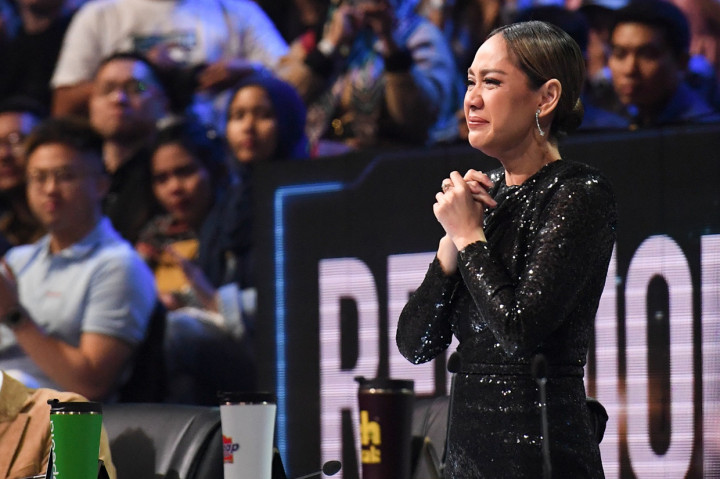 Juri Indonesian Idol Bunga Citra Lestari menangis saat Judika menyanyikan lagu 'Tak Mungkin Bersama' ketika tampil pada Result and Reunion Show Indonesian Idol di Studio RCTI, Jakarta.