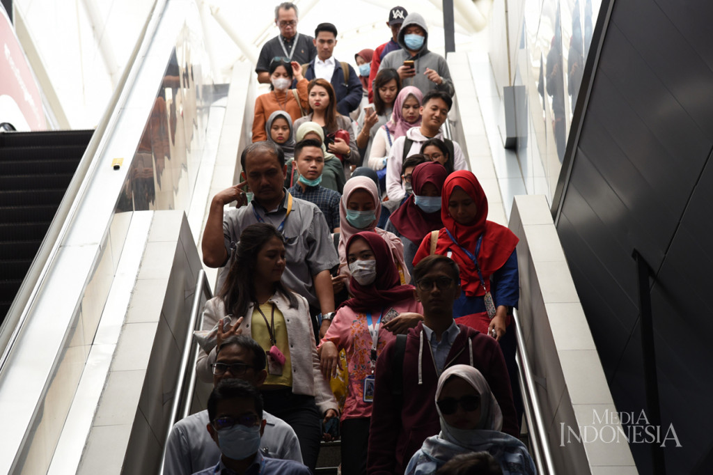 PT MRT Jakarta akan menerapkan pemeriksaan suhu badan penumpang dan penumpang dengan gejala demam tinggi akan dilarang masuk dan menggunakan Moda Raya Terpadu (MRT).
