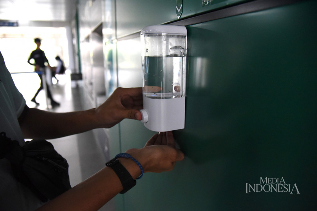 Langkah antisipasi lain, PT MRT akan menyediakan antiseptik di setiap stasiun. 