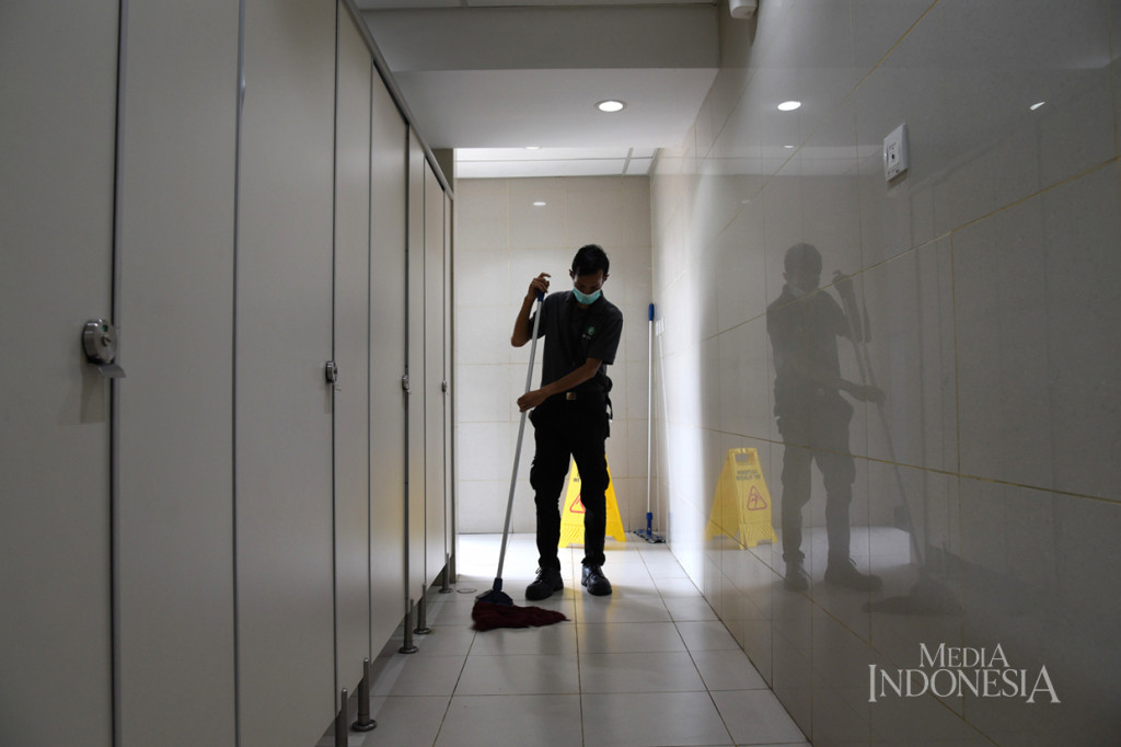 Kemudian, dilakukan pembersihan berkala dengan menggunakan metode khusus untuk menghambat penyebaran virus.
