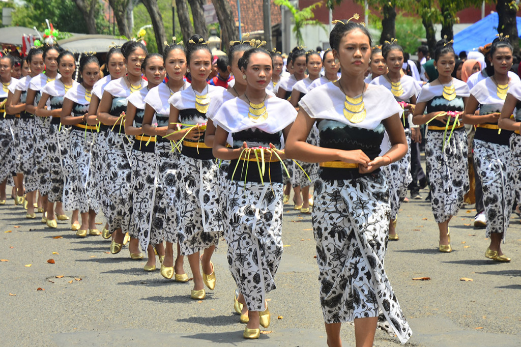 Sejumlah perempuan berpakaian adat mengikuti kirab prosesi adat Boyong Grobog di Grobogan, Jawa Tengah.
