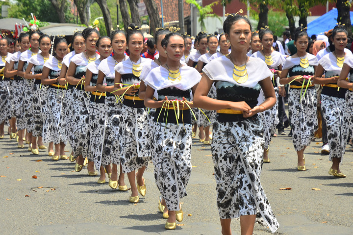 Sejumlah perempuan berpakaian adat mengikuti kirab prosesi adat Boyong Grobog di Grobogan, Jawa Tengah.

